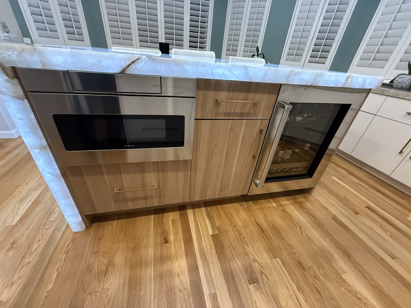 Kenwood St island end with built-in appliances set under the onyx countertop